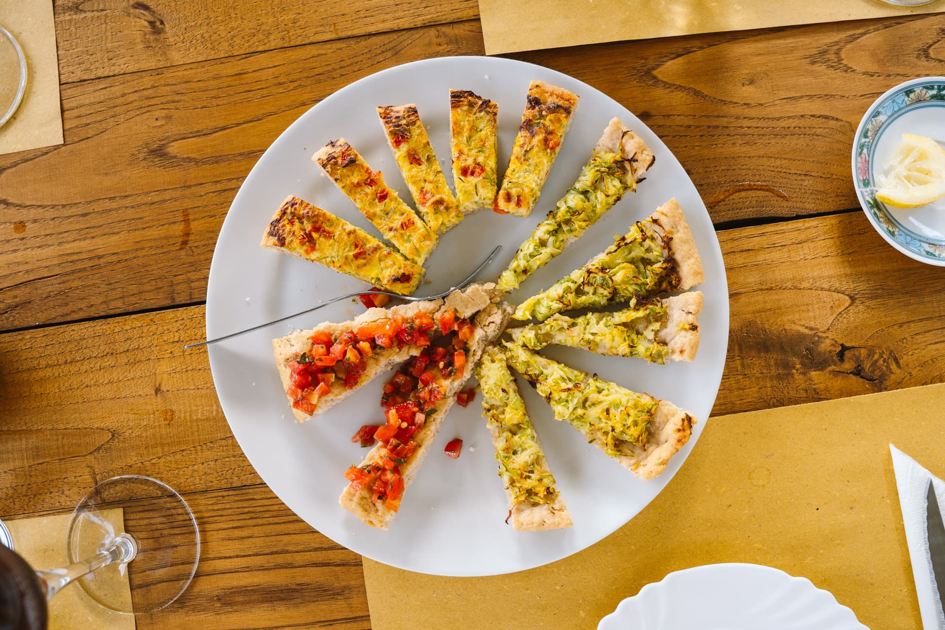 Antipasti dell'orto con focacce e verdure