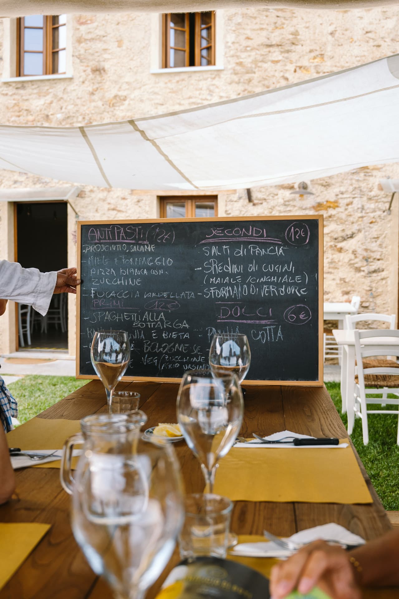 Tageskarte von La posa del Mulo handschriftlich auf einer Tafel